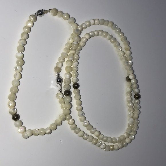 16 1/2" Mother Of Pearl Necklace With Matching Bracelet - Picture 7 of 8